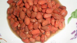 Салат из фасоли, сухариков, сыра и зелёного лука