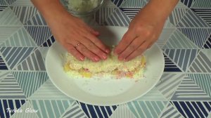 Сочный и Очень ВКУСНЫЙ Слоеный Салат из Крабовых Палочек, Ананасов, Сыра и Яиц !