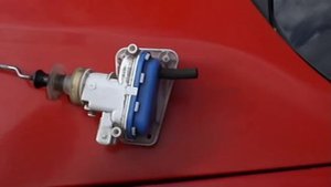 Ауди 80 б4 Бак открывается при закрытии машины Audi 80 b4