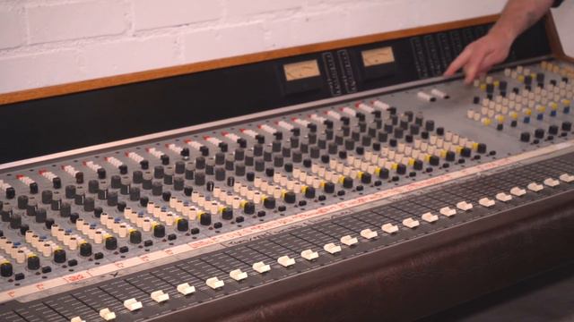 Neotek Series 1 Console with Patchbay from Wes Borland смотреть онлайн