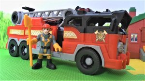 Пожарная машина тушит пожар - Видео для детей про игрушки для мальчиков.