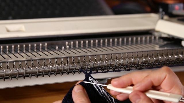 Элегантное вертикальное соединение деталей полым шнуром. смотреть онлайн