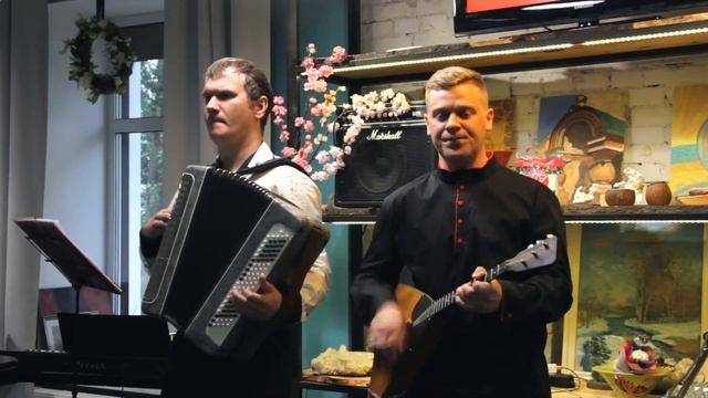 "Хороши весной в саду цветочки", (весёлая задорная песня о любви). Песня под баян и балалайку.