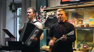 "Хороши весной в саду цветочки", (весёлая задорная песня о любви). Песня под баян и балалайку.
