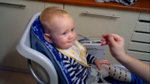 Уминает гречку с мясом под сказку.