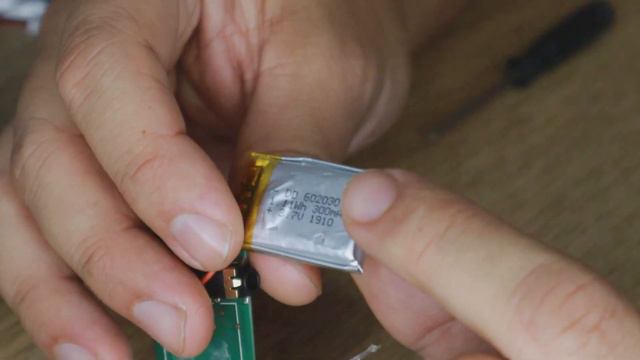 เปลี่ยนแบตไมค์ Saramonic Blink 500 ทำเองไม่เกิน 100 บาท l T3BDIY смотреть онлайн