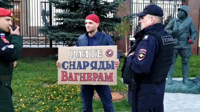 "Где они защищают нашу Родину? Это частная военная компания".

В Москве патриот вышел.