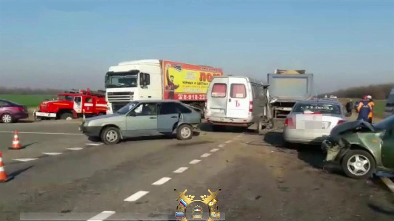 На Ставрополье столкнулись три легковушки, грузовик и пассажирская маршрутка