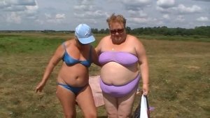 Зрелки гуляют-2. Пляж