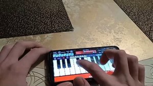 Я играю синтезатор на телефоне 🎹