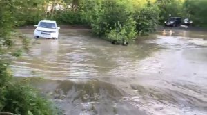 Делика д5 и другие, форсирование лужы