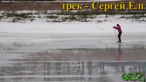 Безумный лыжник тренируется на покрытом водой льду.