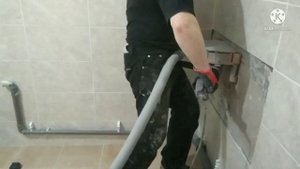 Тройниковая разводка труб поверх кафеля.