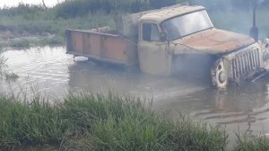 #Тягач дизельный #Газ-52 застрял в болоте воде.#Трактор Беларус вытащил.mp4
