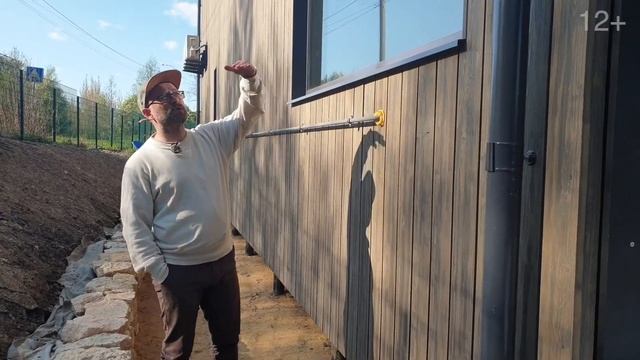 Обзор дома с большой террасой снаружи. Внешняя отделка дома. Виллози Хаус смотреть онлайн