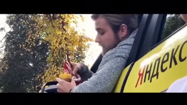 Яндекс.Такси сняли рекламный ролик по мотивам того случая, когда таксист спас парня от карателей. смотреть онлайн