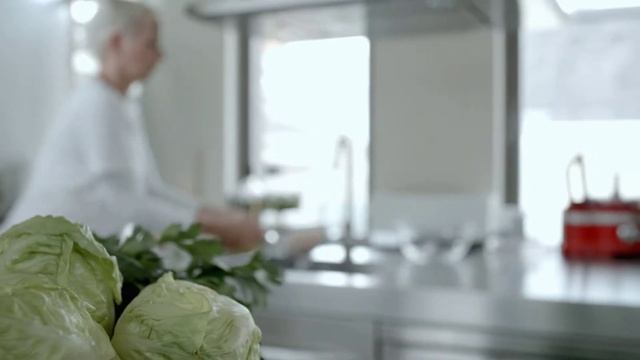 KitchenAid - Бараний шашлык, замаринованный в лимонном соке, с хумусом из белой фасоли смотреть онлайн