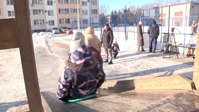 В Благовещенске активно готовят ледовые площадки и устанавливают горки