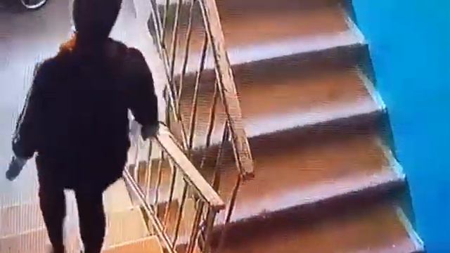 Дезинфекция подъезда с помощью нано-тряпки от УК в Волгограде попала на видео смотреть онлайн