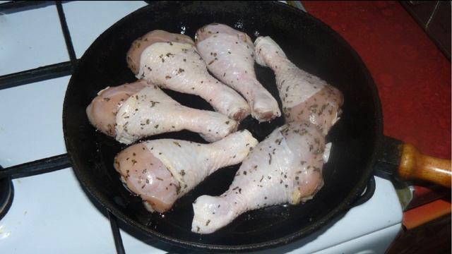 Обалденные куриные голени со свеклой и луком. Ммм... вкуснятина. смотреть онлайн