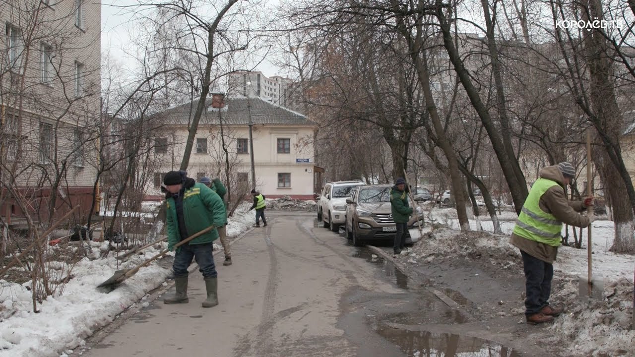 Королев двор. Инспектор по благоустройству. Дворы королёва 2000г. Жилсервис Астрахань. Суворова 19 Королев Жилсервис.