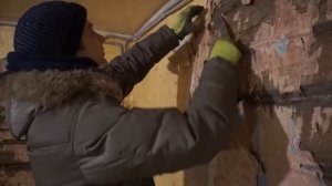 Купили заброшенный дом. Наводим порядок внутри сруба. Прощаемся со старыми обоями. Просим совета.