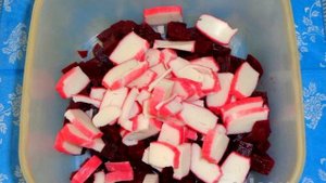 Салат из свеклы и крабовых палочек