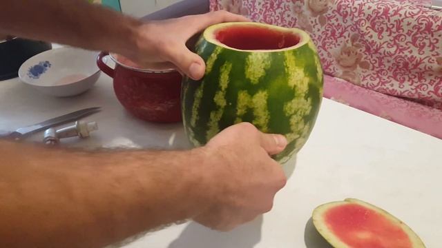 Арбузный фреш. сок в арбузе с краном. смотреть онлайн