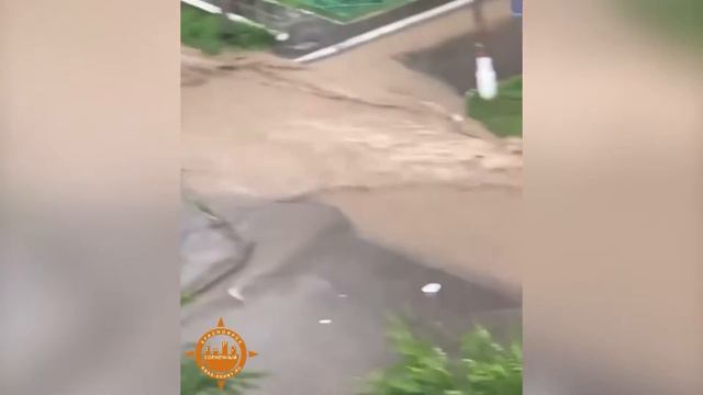В Красноярске ребенка снесло потоком воды смотреть онлайн
