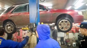 Смотрим работоспособность трансмиссии стучащей субару