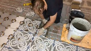 Укладка малоформатного керамогранита на теплый пол с выкладкой панно при помощи системы выравнивани