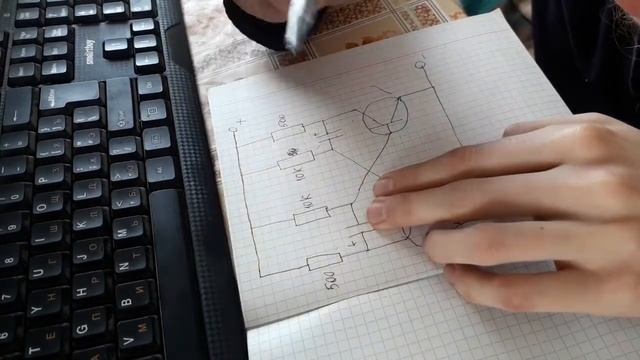 Принцип работы мультивибратора, роль конденсатора и особенность его функционирования