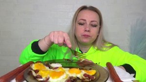 МУКБАНГ ЗАВТРАК ЯИЧНИЦА С КОЛБАСКАМИ///Mukbang еда на камеру/ Русский мукбанг/не АСМР/