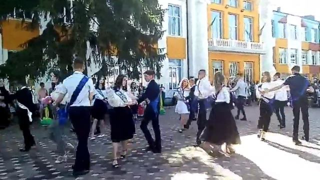 Сегодня в СШ № 23, как и в других школах города, прозвенел последний звонок. смотреть онлайн