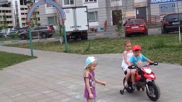 Мальчиков на мотоцикле,девочки любят всегда ;) смотреть онлайн