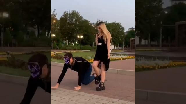 в Нальчике возмущение вызвало видео, где 14-летняя тиктокерша провела на поводке молодого парня