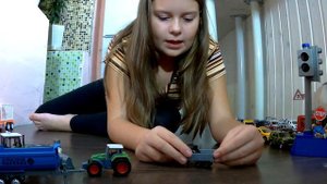 Игрушечный металлический трактор