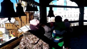 На колокольни. Учат звонить в колокола