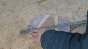 Часы из дерева и эпоксидной смолы с сухоцветами