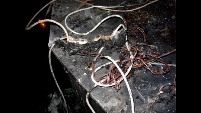 Горение кабеля. Загорелись провода. Кабель горит. Перегоревший провод. Обгоревшие провода.