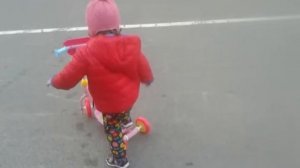 Учимся кататься на самокате - первый урок