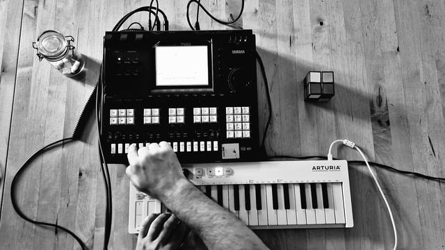 Retrowave with Yamaha QY700 - inspired by strangerthings смотреть онлайн