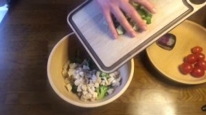 Салат с брокколи, огурцом и куриной грудкой. Ну, очень вкусный!!!  Для тех кто на диете!
