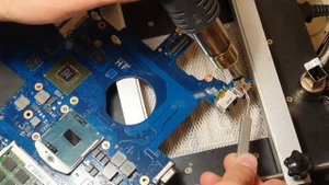 Ноутбук Samsung NP550P5C  не заряжается.