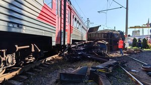 Электричка и грузовой автомобиль столкнулись в Санкт-Петербурге