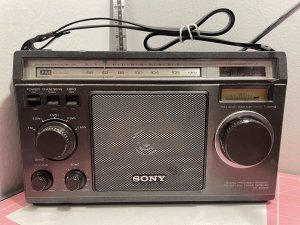 Приемник SONY FM MW SW диапазона. Коротковолновое радио ICF-6500W ВИНТАЖНОЕ с РЕМЕШКОМ