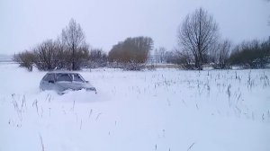 Девятка едет по глубокому снегу