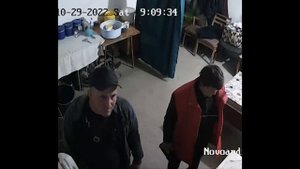 Петя Знахарь рекламирует свои шары через камеру