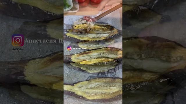 Сочные фаршированные баклажаны с соусом. смотреть онлайн