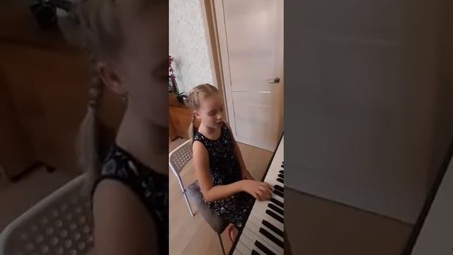 Буква Р музицирует Арина. К.